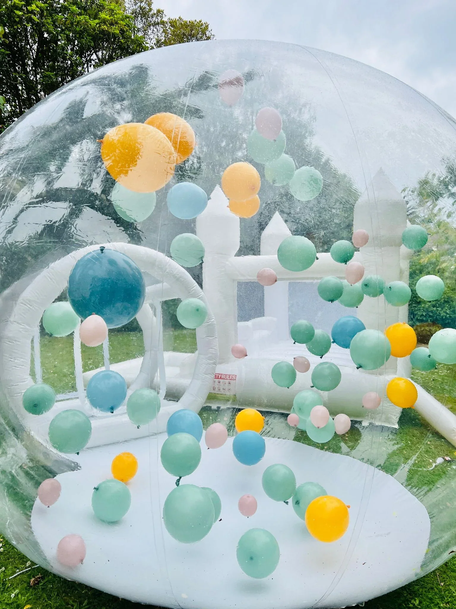 Bubble House s balónky uvnitř